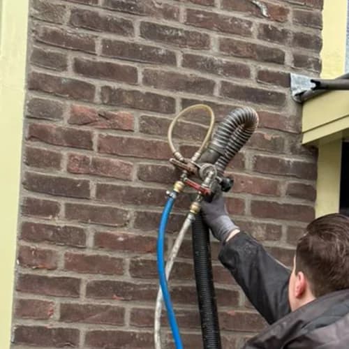Monteur aan het werk bij een gevel